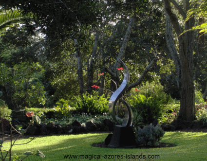 Quinta sculpture on lawn