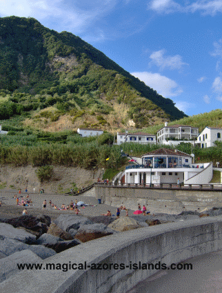 Ribeira Quente changehouse by the beach