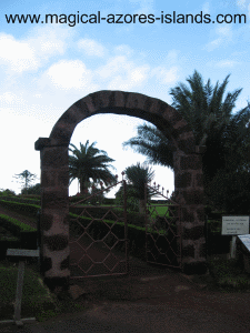 The gate to Miradouro da Ponta do Sossego picnic area