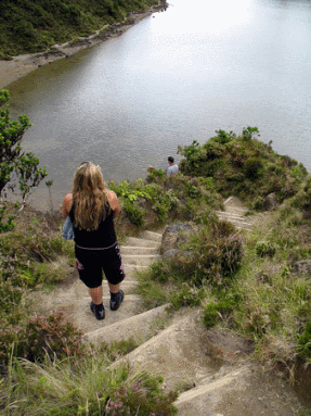 Hiking down to Lagoa do Fogo